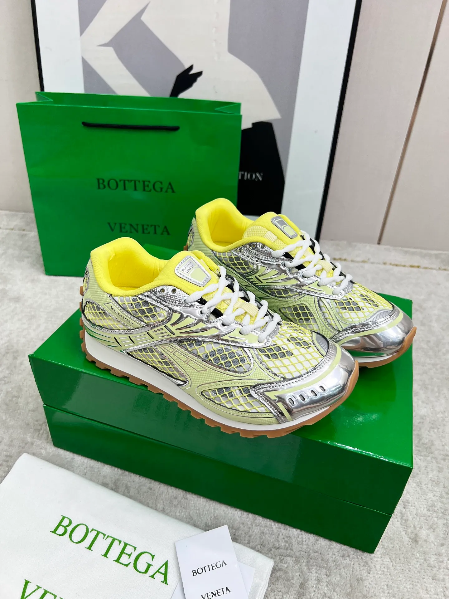 P540. Top version (couples model) Bottega Veneta Bottega Veneta 23ss autumn and winter show BV Orbit sneakers Wang Yibo's same style couples casual shoes dad shoes! Runner sneakers! Original purchase and development!  Made of original lightweight technical mesh fabric, the same as the original version! The process is complicated!  Paired with a rubber outsole designed with a geometric pattern, the high version of the Wang Zha series is actually much taller, but the legs still look slim. Very nice. Durable and playable, standard and version-matching shoe package technology, look for high-end versions. The original outsole is exclusively molded, and the color-blocked TPU outsole is used. The material and weight are the same as the original!  Size: #Female 35-41 (40 and 41 customized sizes are non-refundable) Male 39-45 (45 size customized are non-returnable and exchangeable)